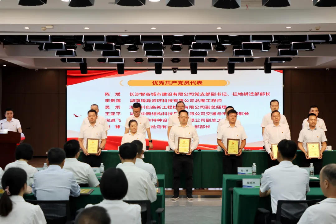 喜報(bào)！中騰科技王亞平同志榮獲岳麓高新區(qū)“優(yōu)秀共產(chǎn)黨員”稱號